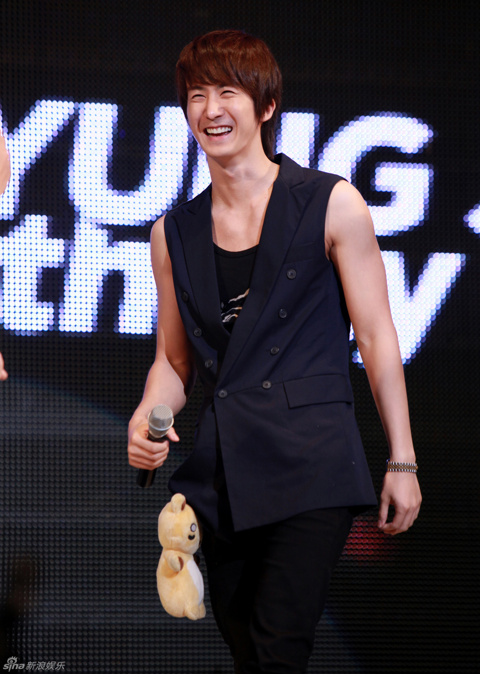 韩星金亨俊首尔延世大学开生日会