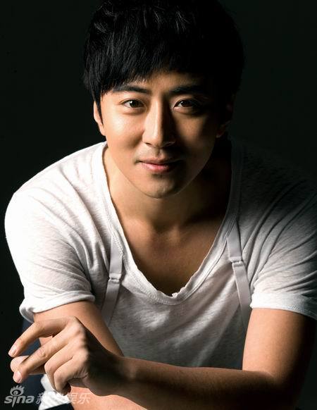 新浪娱乐讯 近日,《新还珠之风儿阵阵吹》中主演箫剑的扮演者高梓淇