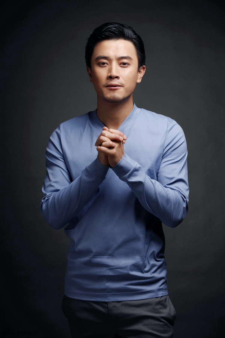 新浪娱乐讯 近日,演员蒋毅曝光了一组最新写真大片,眼神深邃,张扬不羁