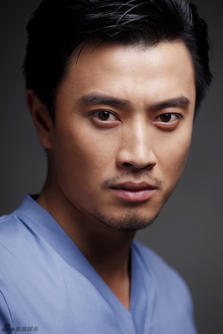 新浪娱乐讯 近日,演员蒋毅曝光了一组最新写真大片,眼神深邃,张扬不羁