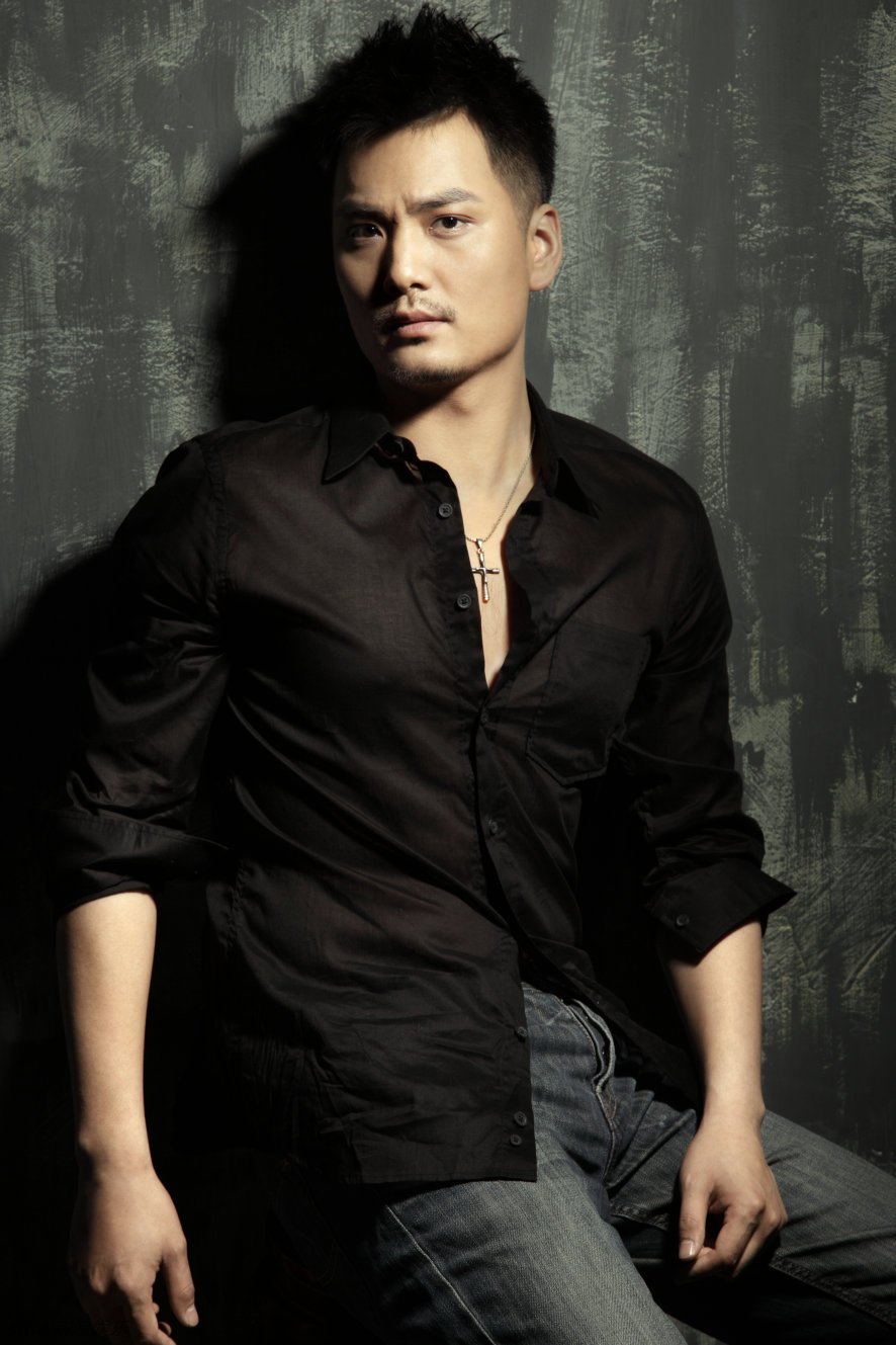 组图:张译文轻松休闲装写真 提升型男气质_高清图集_新浪网