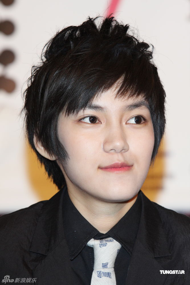 组图:泰国偶像宣传同志电影 aom甜美外型tina酷帅_高清图集_新浪网