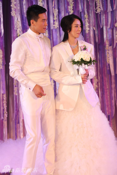 组图:董璇披高云翔礼服抛花球 好姐妹开心争抢_高清图集_新浪网