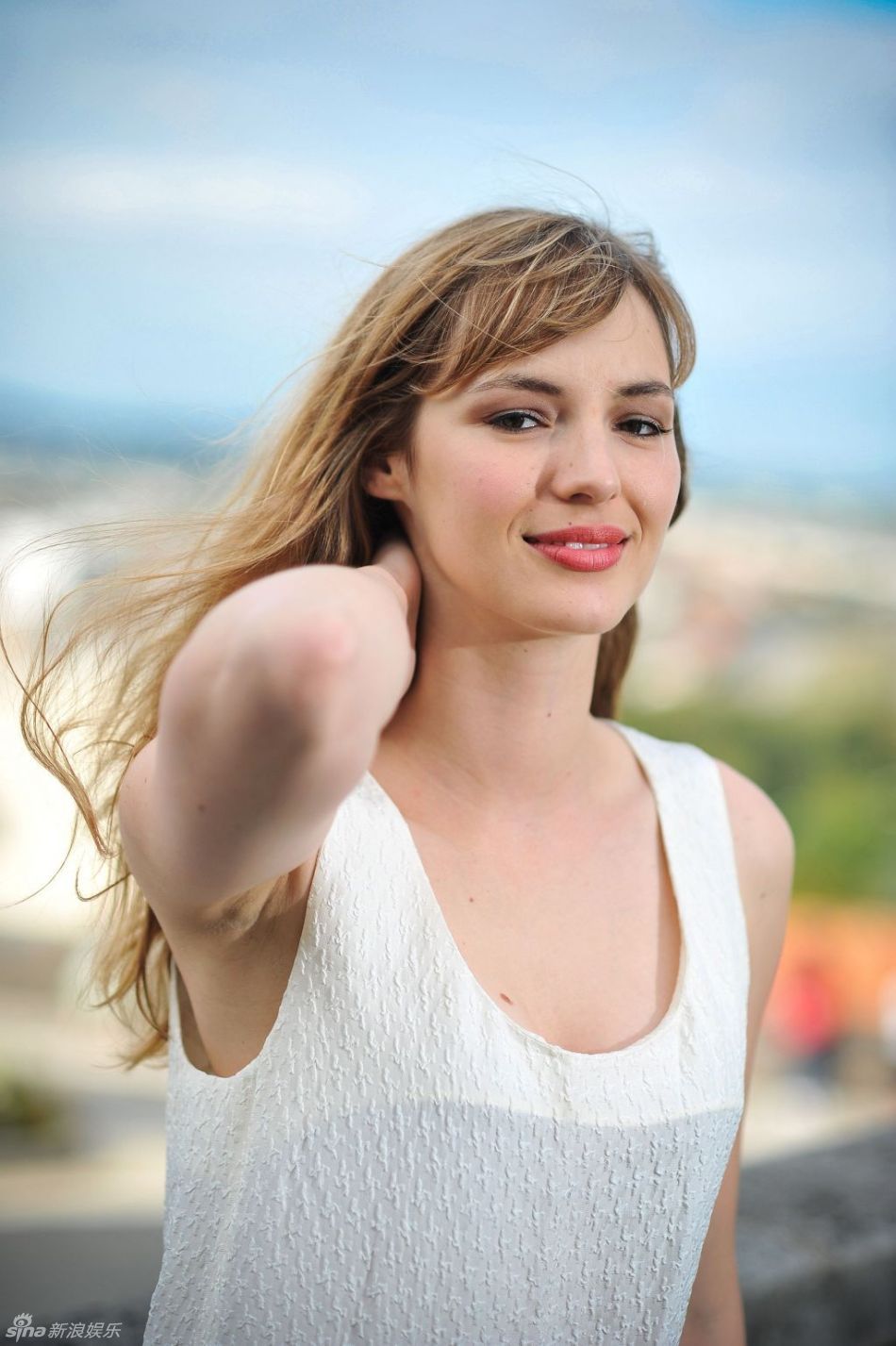 高清组图:法国女星露易丝-布尔昆白裙清纯亮相_高清图集_新浪网