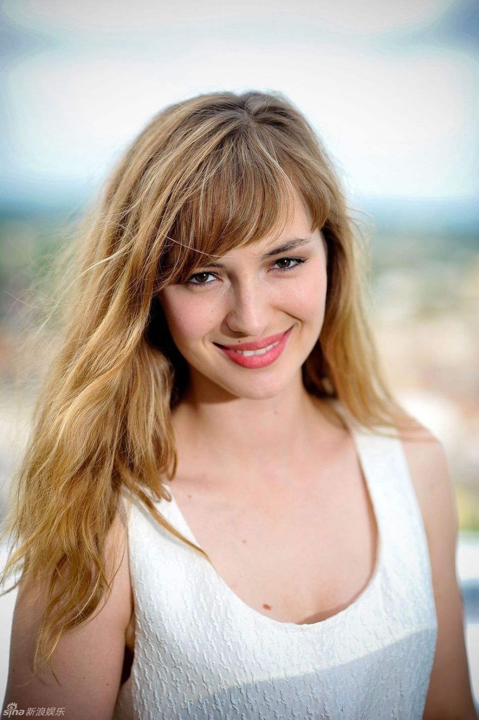 高清组图:法国女星露易丝-布尔昆白裙清纯亮相_高清图集_新浪网