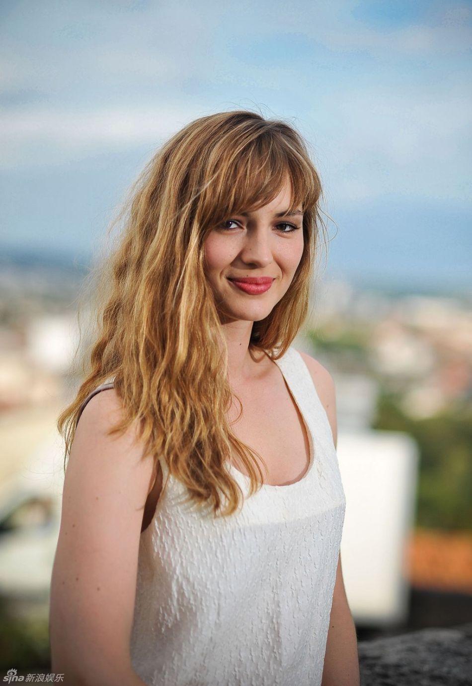高清组图:法国女星露易丝-布尔昆白裙清纯亮相_高清图集_新浪网