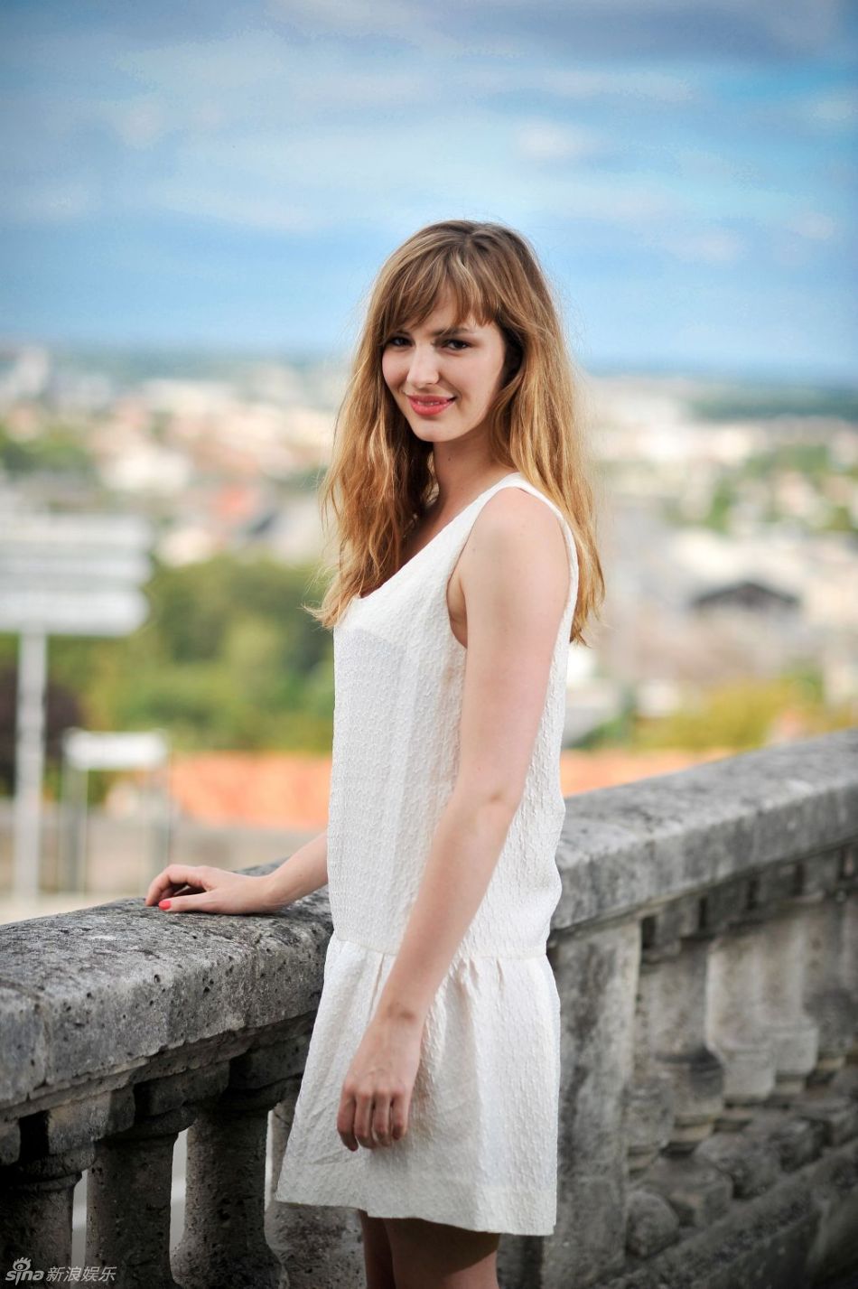 高清组图:法国女星露易丝-布尔昆白裙清纯亮相_高清图集_新浪网