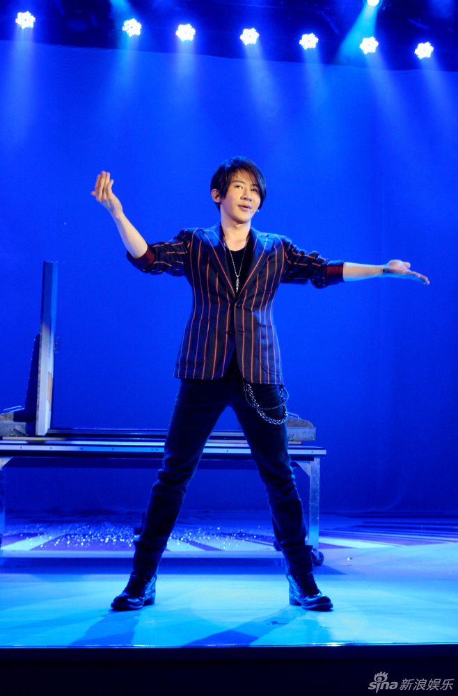 高清图:刘谦携手高圆圆变魔术 春晚还想搭档董卿_高清图集_新浪网