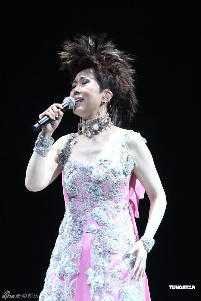 关菊英香港红馆开演唱会