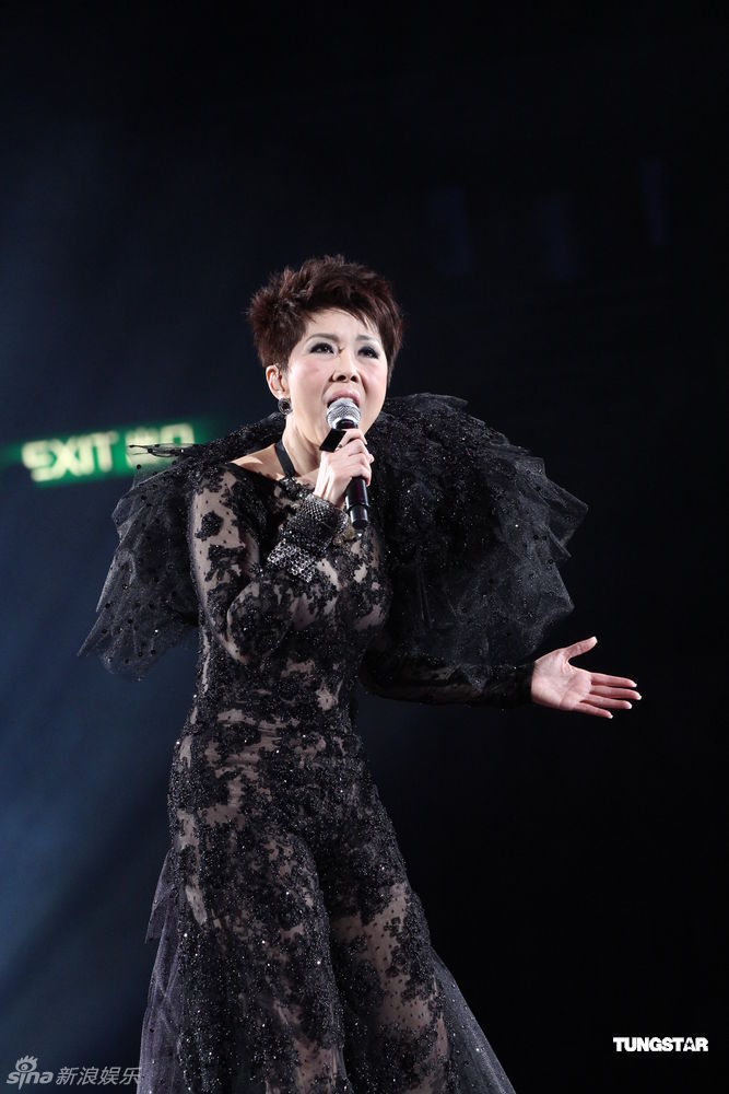 关菊英香港红馆开演唱会