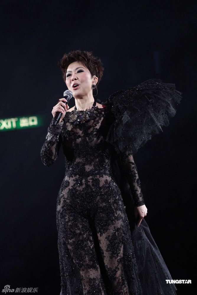 关菊英香港红馆开演唱会