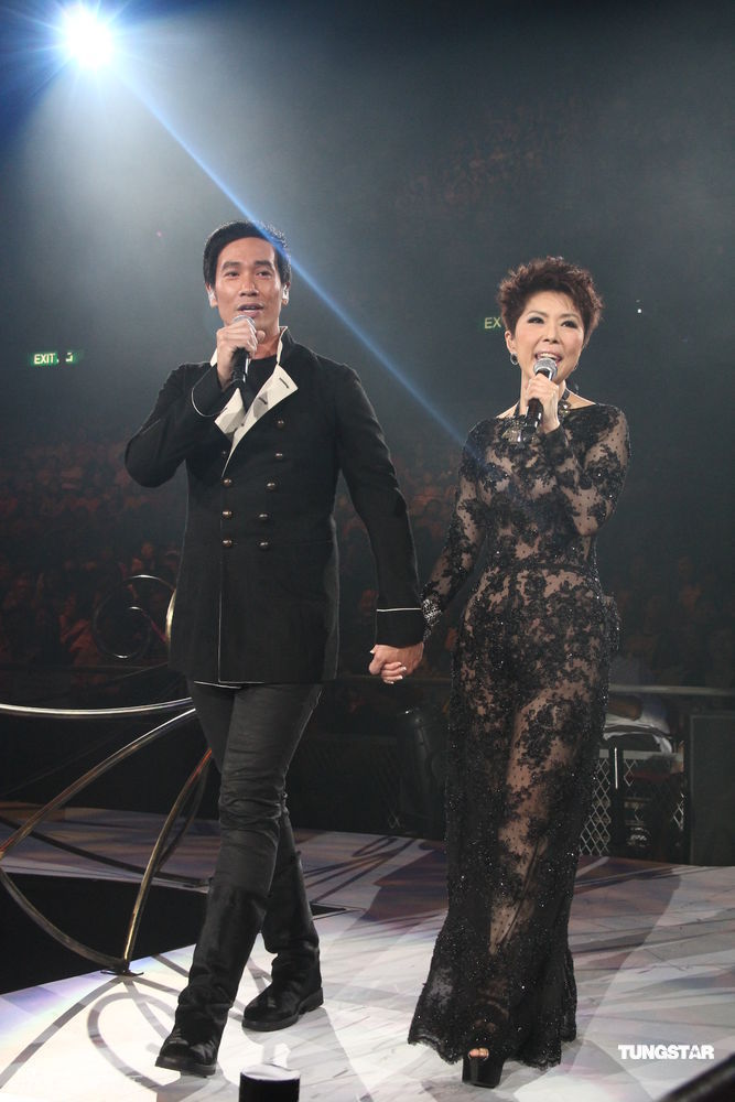 关菊英香港红馆开演唱会