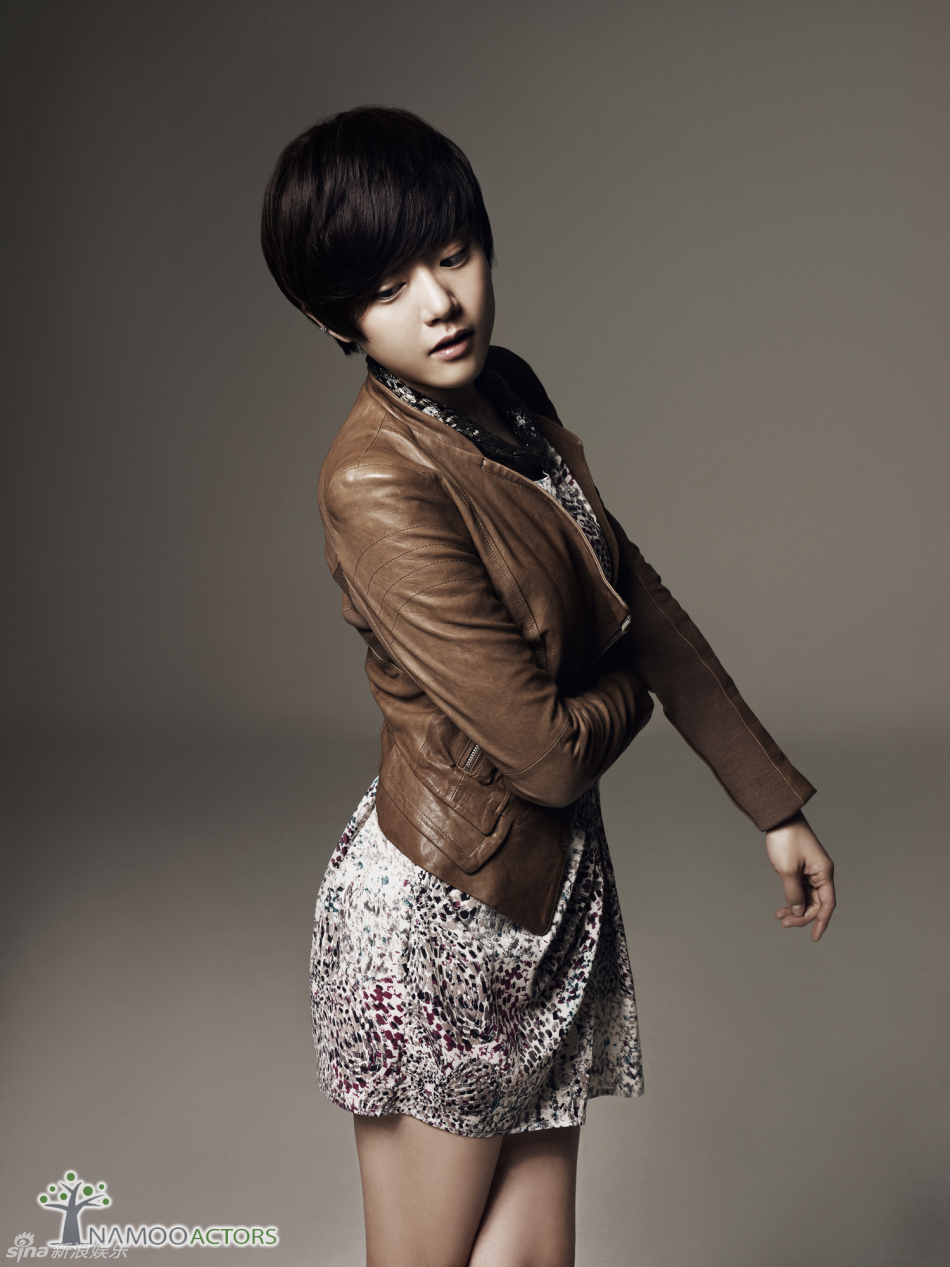 文根英拍摄短发写真 变身秋季成熟女人[4p]
