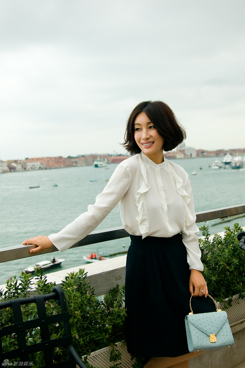 新浪娱乐讯 秦海璐近日威尼斯出席电影节活动,并拍摄了一组写真大片