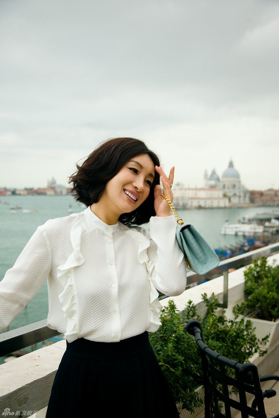 新浪娱乐讯 秦海璐近日威尼斯出席电影节活动,并拍摄了一组写真大片