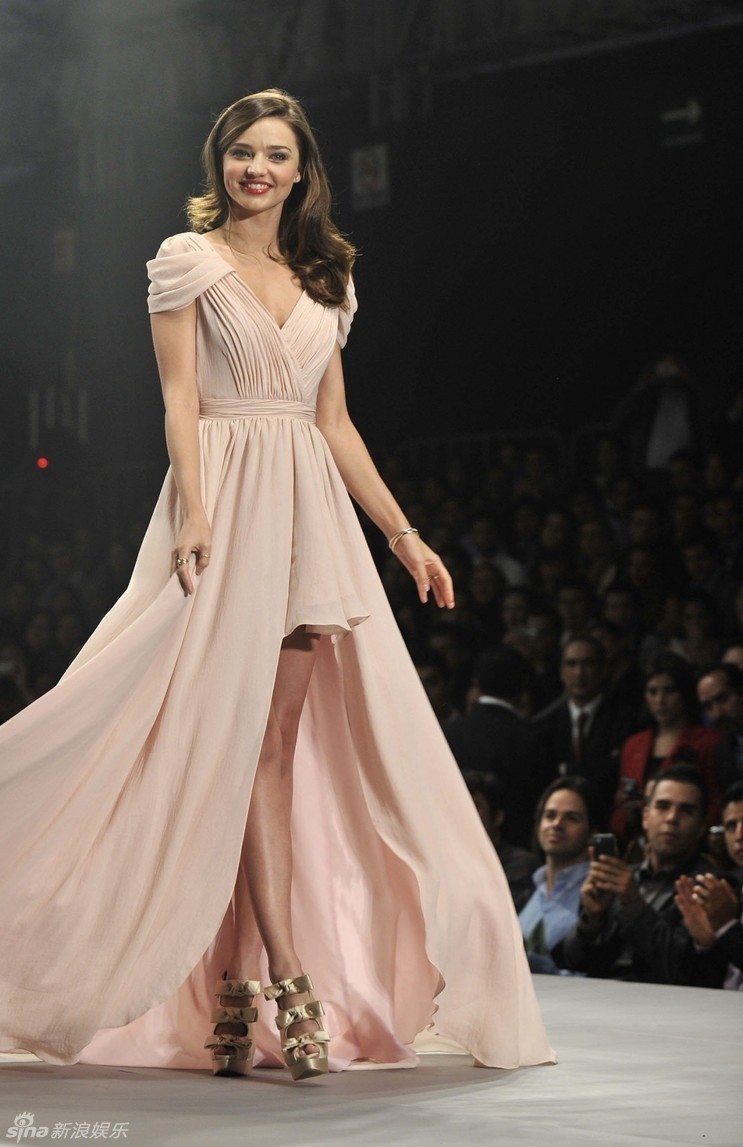 高清组图:超模米兰达-可儿墨西哥走秀靓丽多姿_高清图集_新浪网