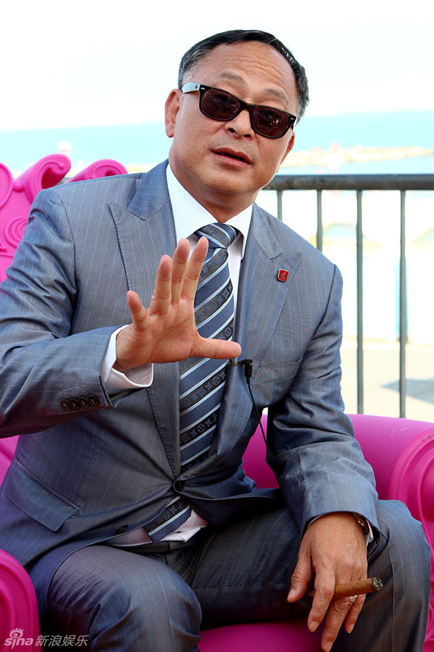 杜琪峰笑傲威尼斯黑超遮面派头十足