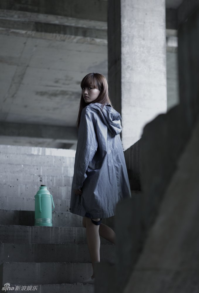 组图:包文婧工厂区拍摄 长衣戴帽显颓废美感_高清图集_新浪网