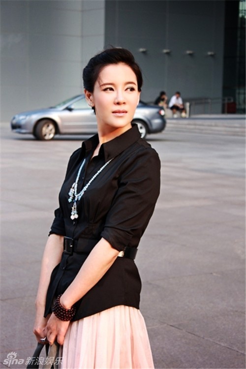 组图:何佳怡随性街拍写真 孙二娘崇尚简单休闲装_高清图集_新浪网