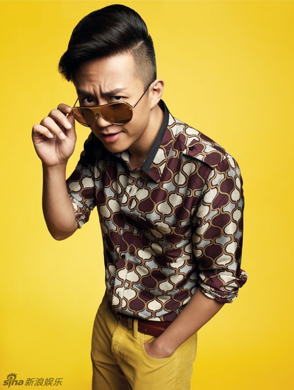 邓超率性登杂志封面