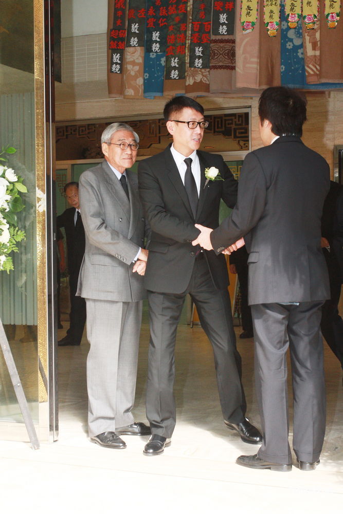 组图:赌王前女婿萧百成去世设灵 许晋亨等到场拜祭_高清图集_新浪网