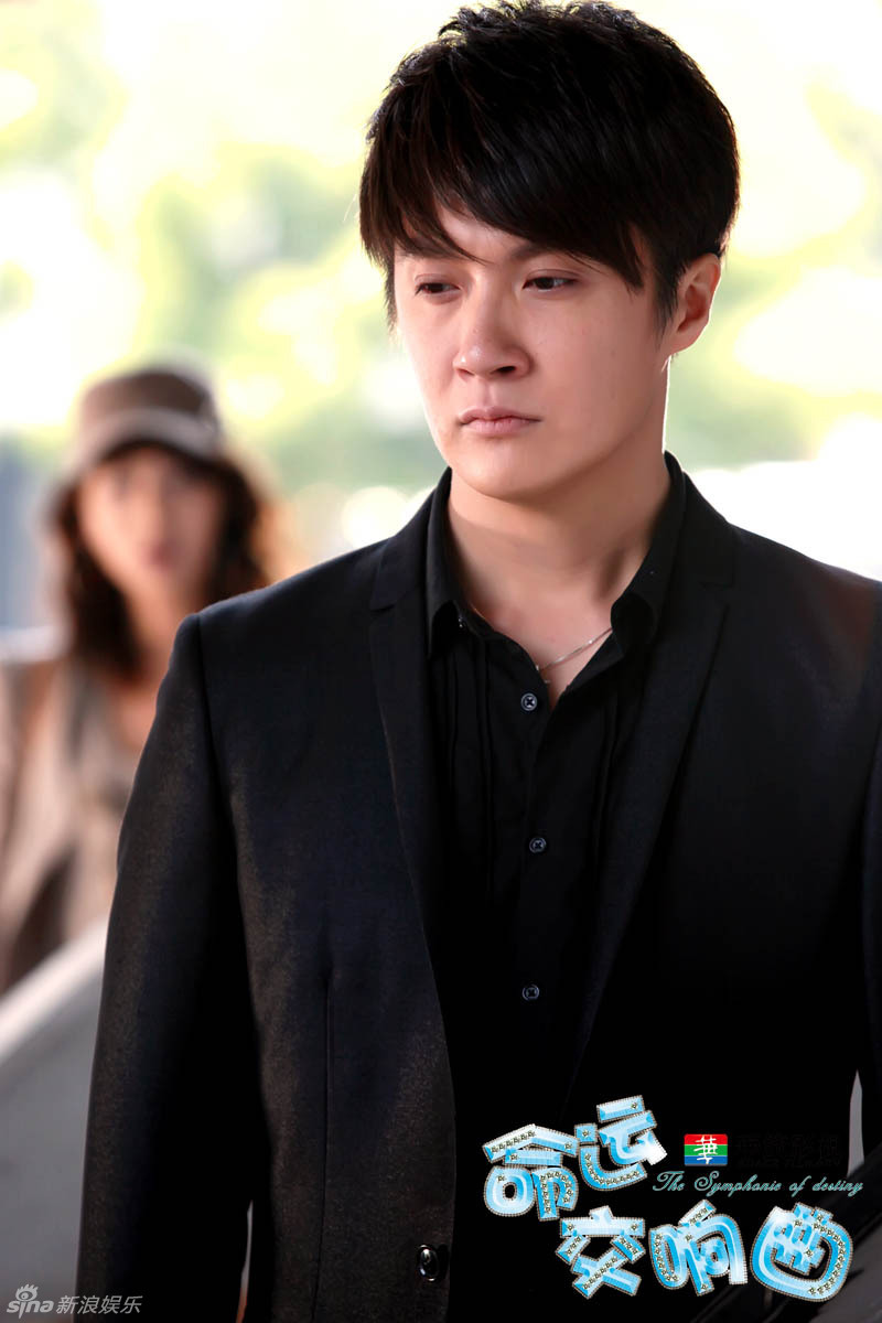 今日,剧组曝光了男主演迟帅"轻熟男"造型剧照,剧中演绎都市型男.