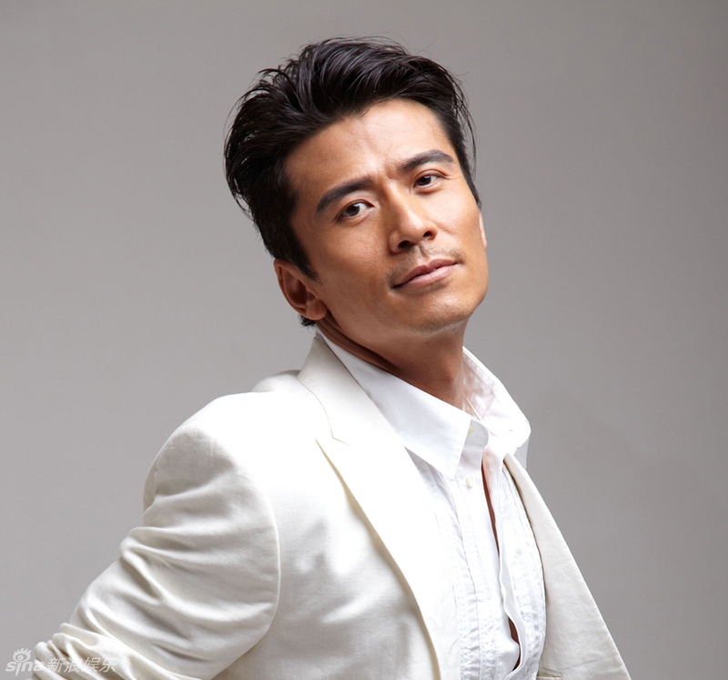 新浪娱乐讯 唐文龙近日发布"浪漫情人"写真,照片中他身着白色西装