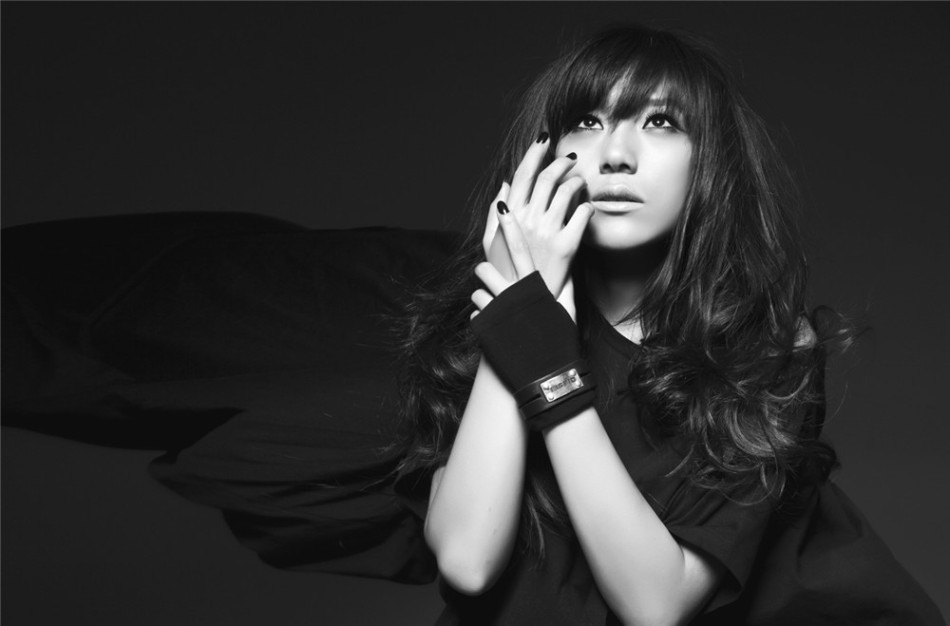 阔别舞台两年的"摇滚女生"程晨重新复出,力邀著名时尚摄影师张群云