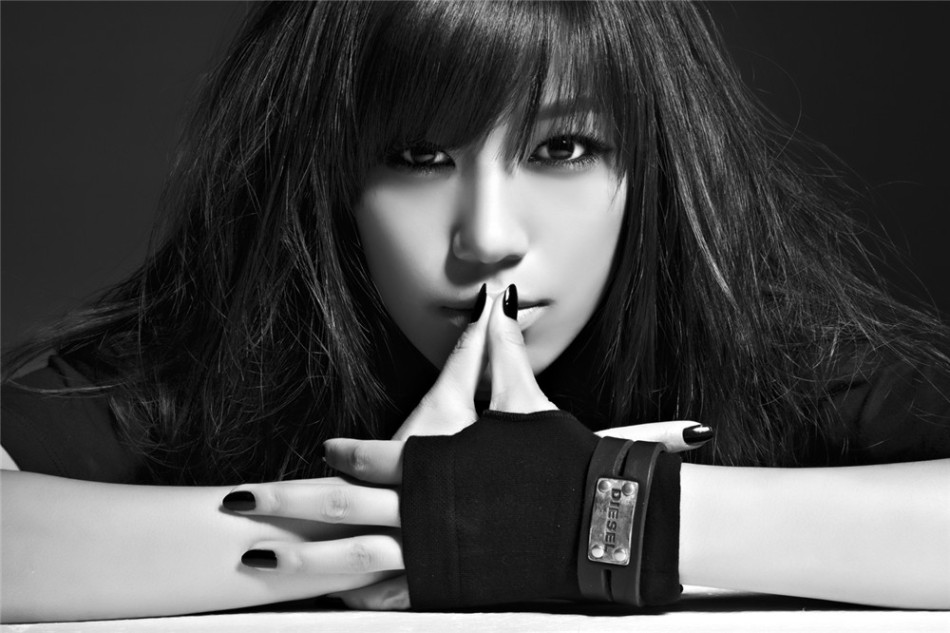 阔别舞台两年的"摇滚女生"程晨重新复出,力邀著名时尚摄影师张群云