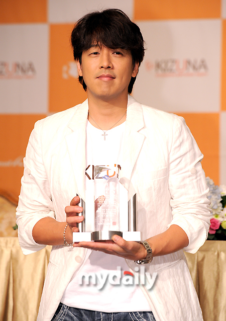 新浪娱乐讯 韩星柳时元10月2日下午在韩国庆尚北道某酒店举行了迎接40