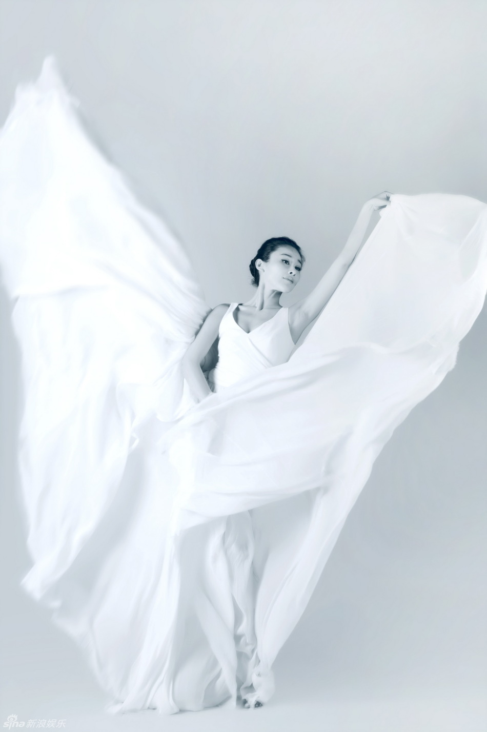 组图:周扬发布梦幻写真 裙角飞扬被赞真人芭比_高清图集_新浪网