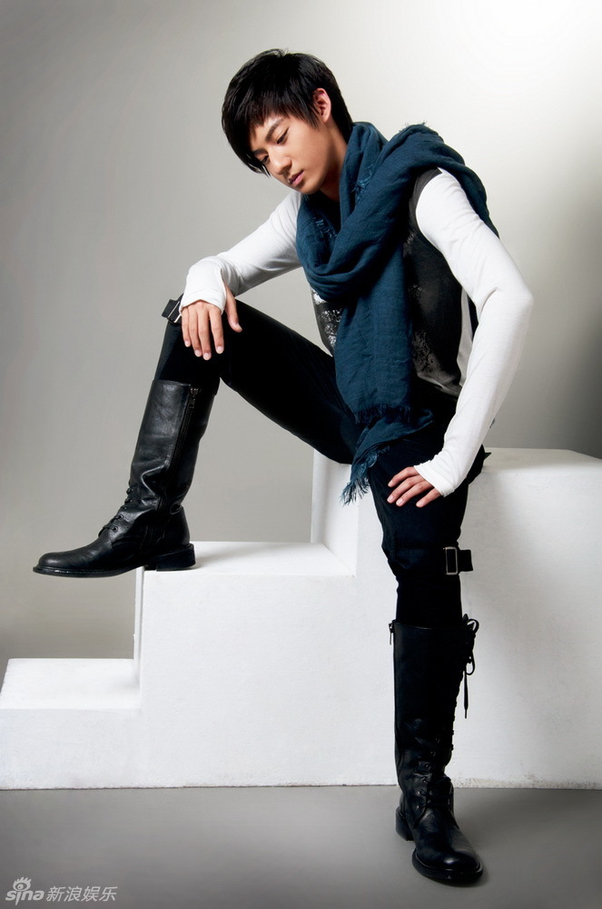 组图:赵文浩新宣传照曝光 秀花季少年青涩帅气_高清图集_新浪网