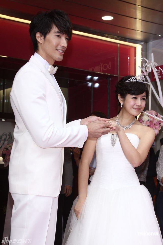 组图:锦荣当幸福大使扮英俊新郎 暂无结婚打算_高清图集_新浪网