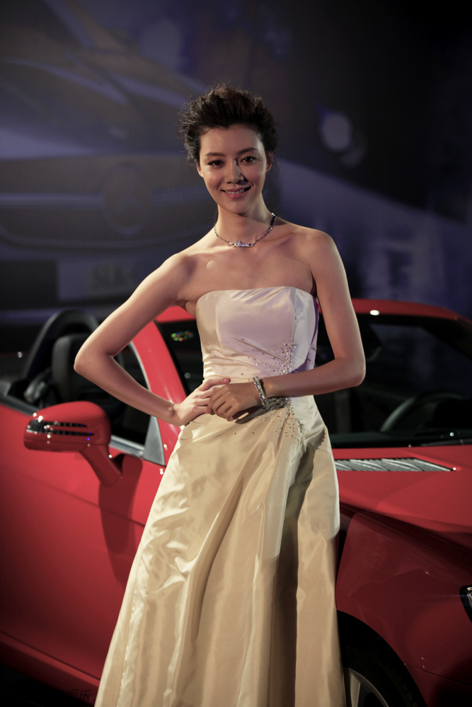 新浪娱乐讯 昨日,车晓应邀出席了某时尚杂志的颁奖庆典.