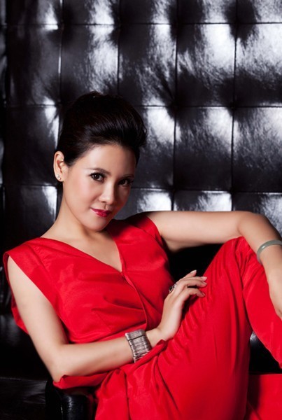 何佳怡秋日红装写真