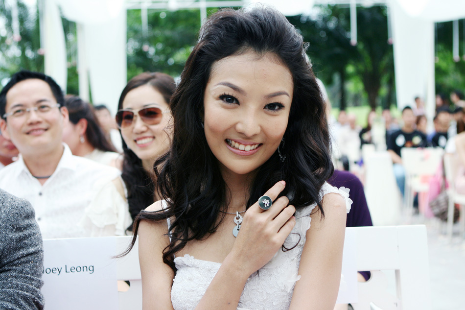 高清图:马来西亚艺人童冰玉百万"嫁"星梦娱乐_高清图集_新浪网