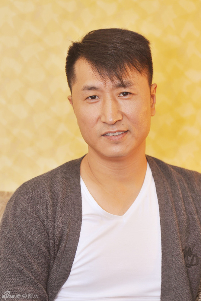 张笑君现身硬朗帅气,展露笑容.