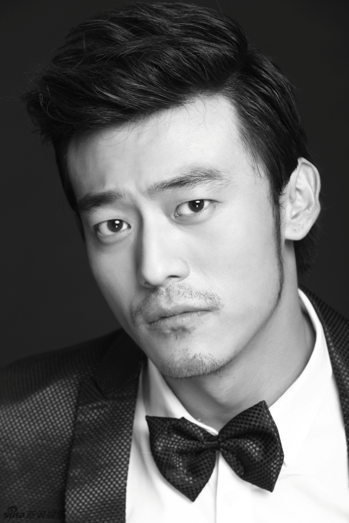 11 15:37:06 1 / 5 新浪娱乐讯 日前,新生代演员刘一推出了一组黑白