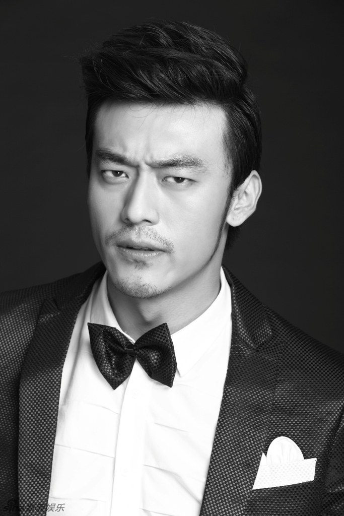 新浪娱乐讯 日前,新生代演员刘一推出了一组黑白写真,黑白西装,冷酷