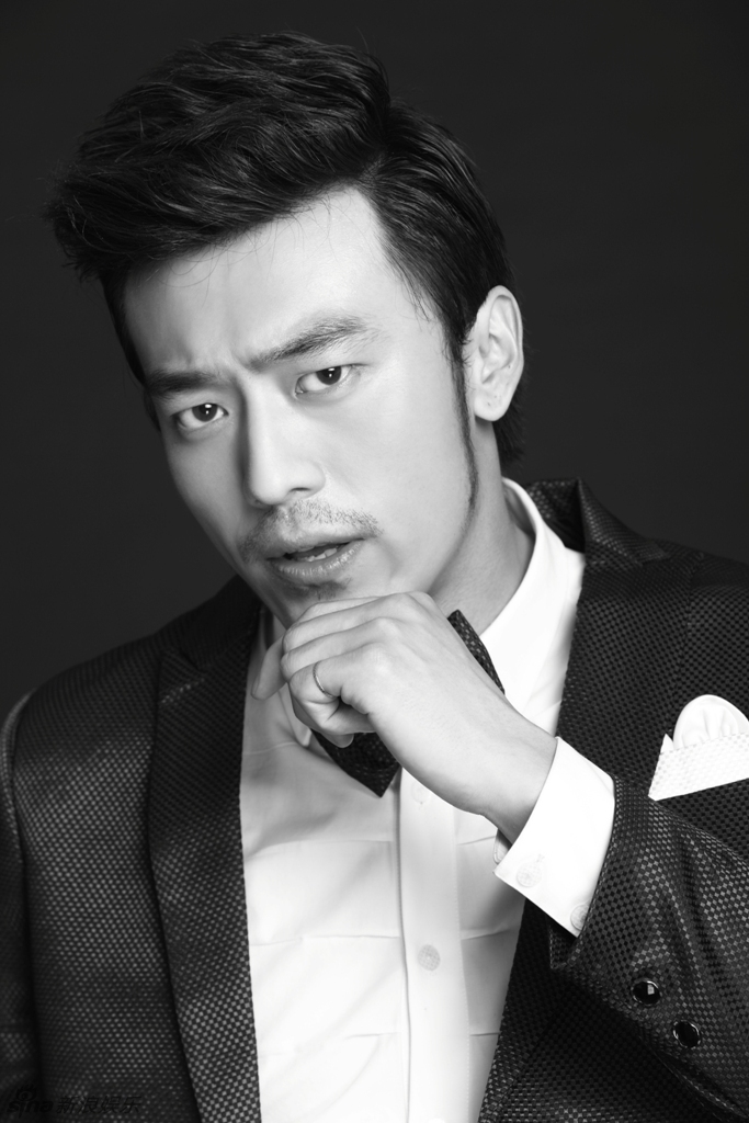 新浪娱乐讯 日前,新生代演员刘一推出了一组黑白写真,黑白西装,冷酷