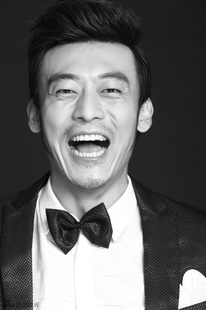 新浪娱乐讯 日前,新生代演员刘一推出了一组黑白写真,黑白西装,冷酷