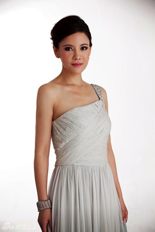 组图:何佳怡时装写真曝光 演绎百变女王视觉盛宴_高清图集_新浪网