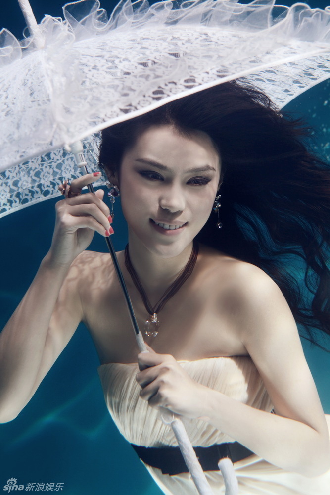 韩丹彤拍水下魅惑写真 变身美人鱼秀性感 (图)
