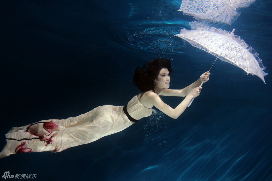 韩丹彤拍水下魅惑写真 变身美人鱼秀性感 (图)