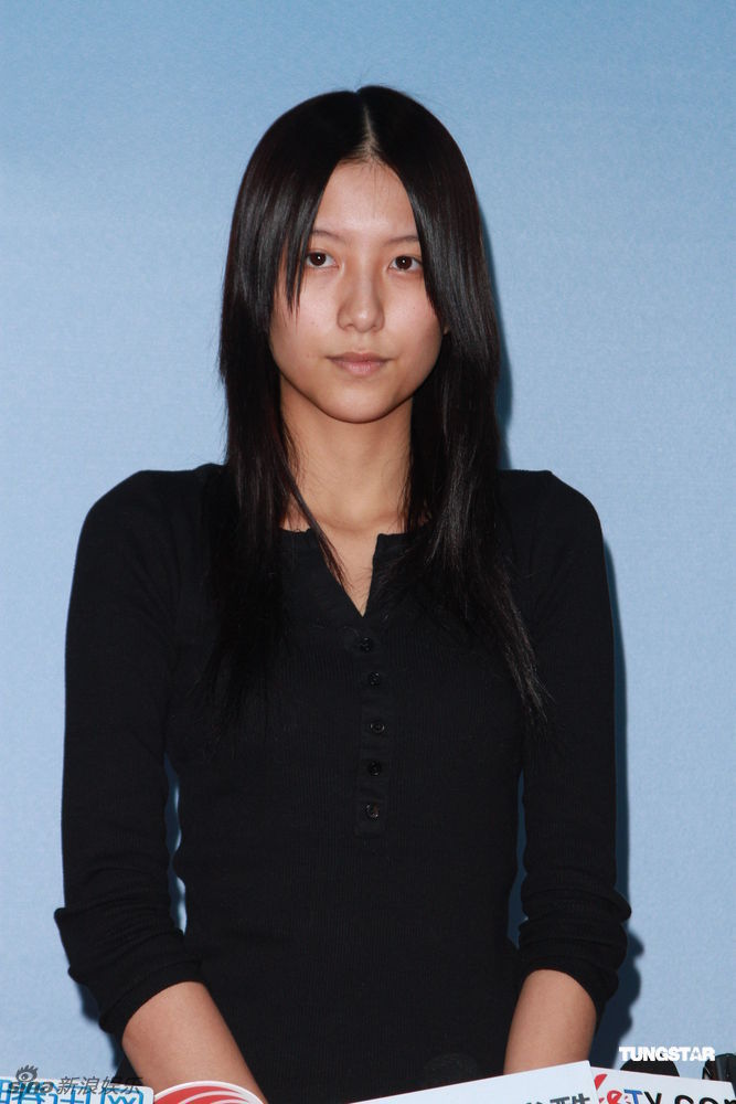 陈嘉桓素颜出席记者会交代被骚扰事件