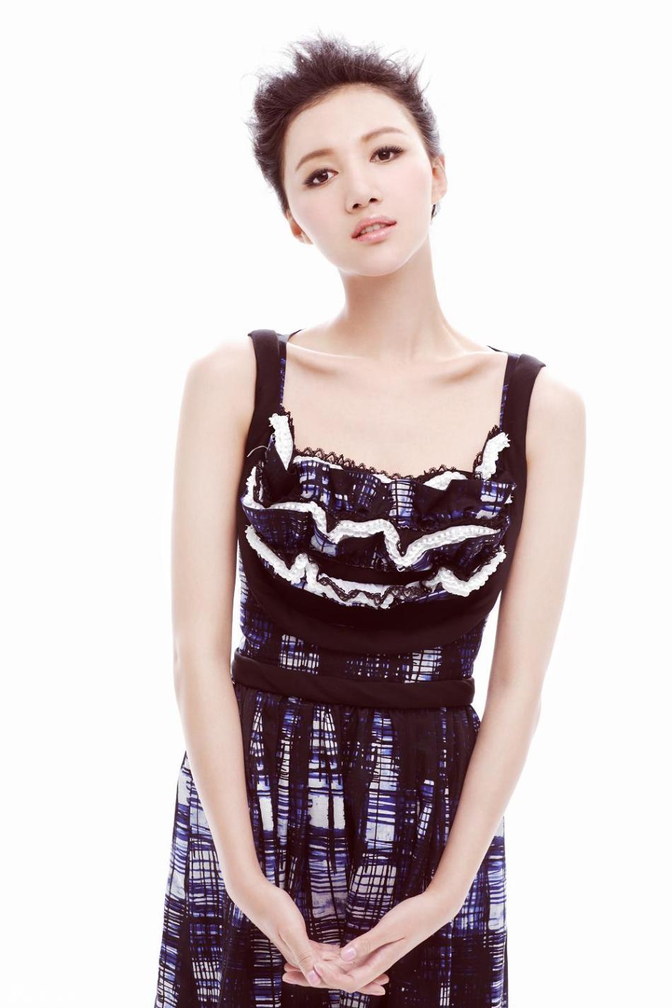 新浪娱乐讯 近日,时尚女星韩雯雯为某时尚杂志拍摄了一组清新淑媛写真