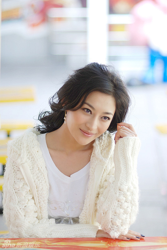 葛玟希白衣写真知性时尚