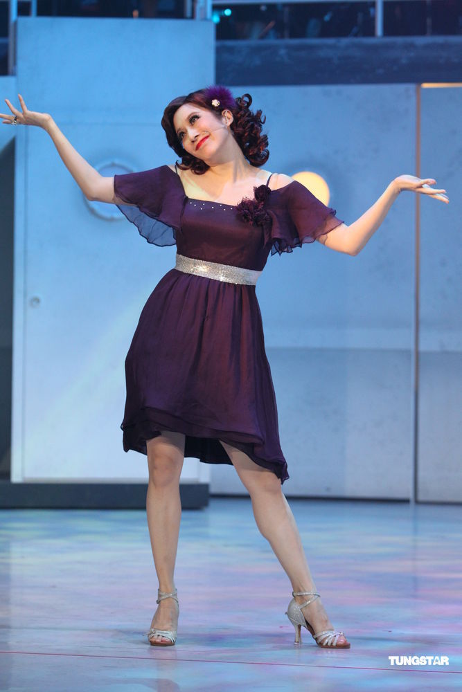 新浪娱乐讯 许慧欣参演百老汇音乐剧,以风骚,性感的歌舞女郎之姿登台