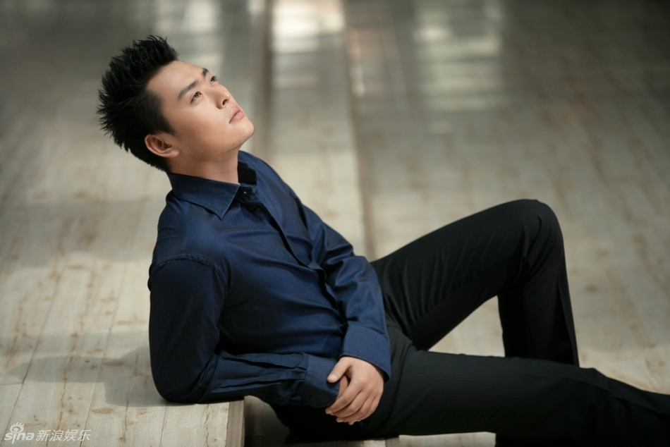 了一把反派的瘾,其精湛演技大受好评;近日这位优质小生的一组最新写真