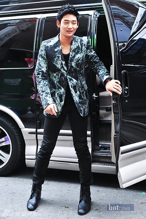 【2011.11.28】【明星】李泰成办粉丝见面会 弟弟成侑彬出席